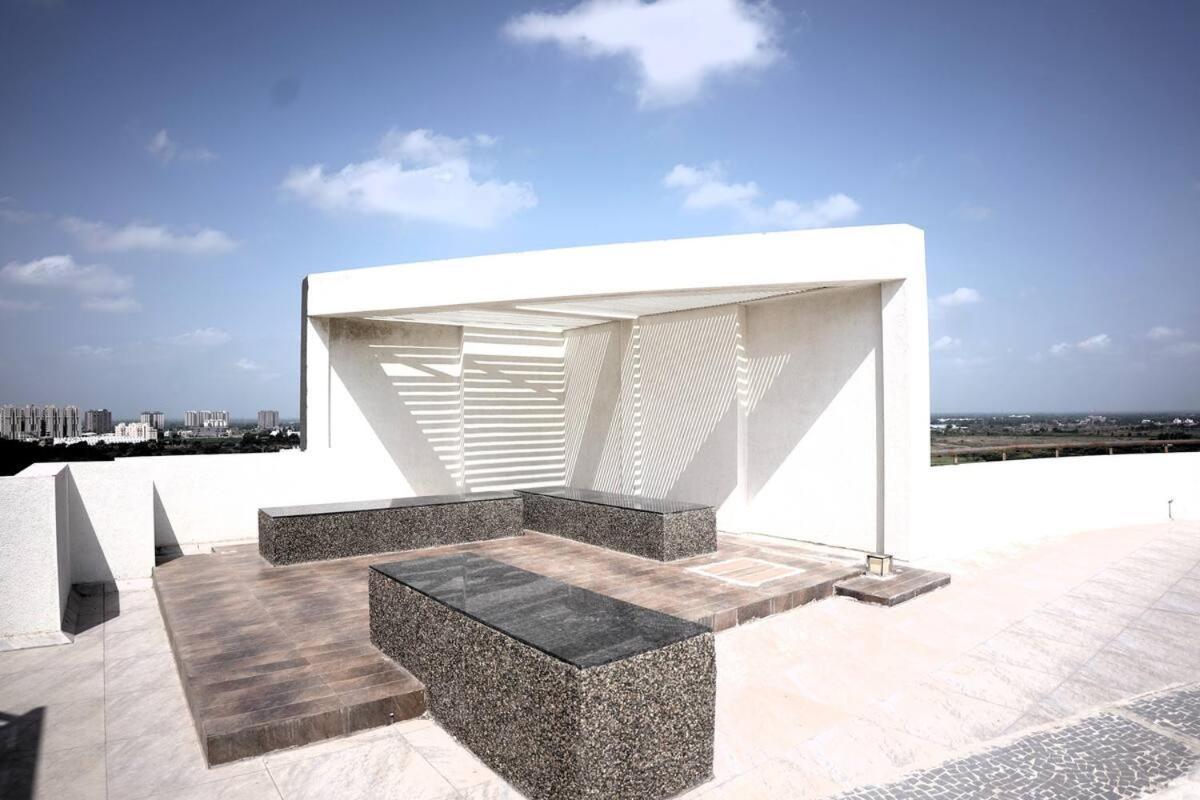 7 Seasons Palm Suite With Sky Orbit, Balcony, Swimming Pool, Wifi, Playground Rajkot Eksteriør bilde