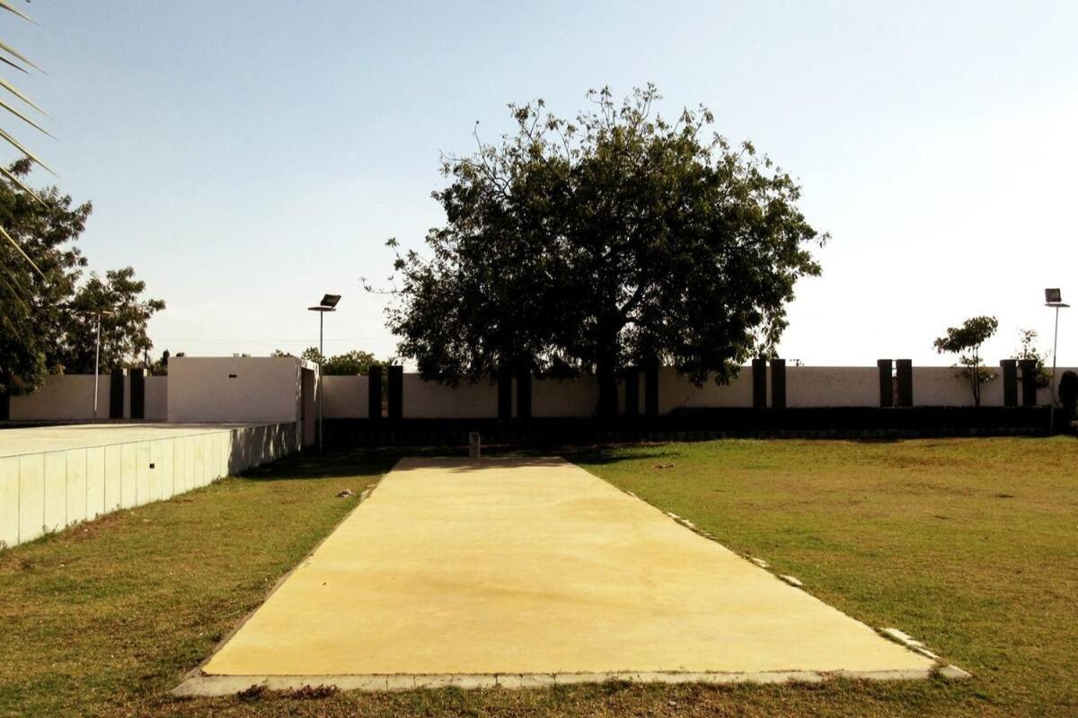 7 Seasons Palm Suite With Sky Orbit, Balcony, Swimming Pool, Wifi, Playground Rajkot Eksteriør bilde