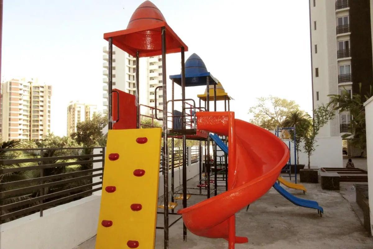 7 Seasons Palm Suite With Sky Orbit, Balcony, Swimming Pool, Wifi, Playground Rajkot Eksteriør bilde