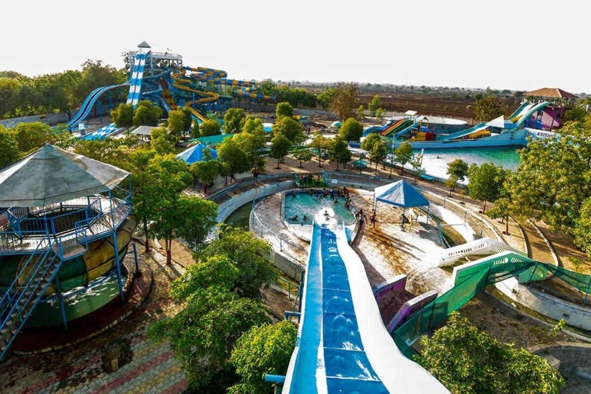 7 Seasons Palm Suite With Sky Orbit, Balcony, Swimming Pool, Wifi, Playground Rajkot Eksteriør bilde