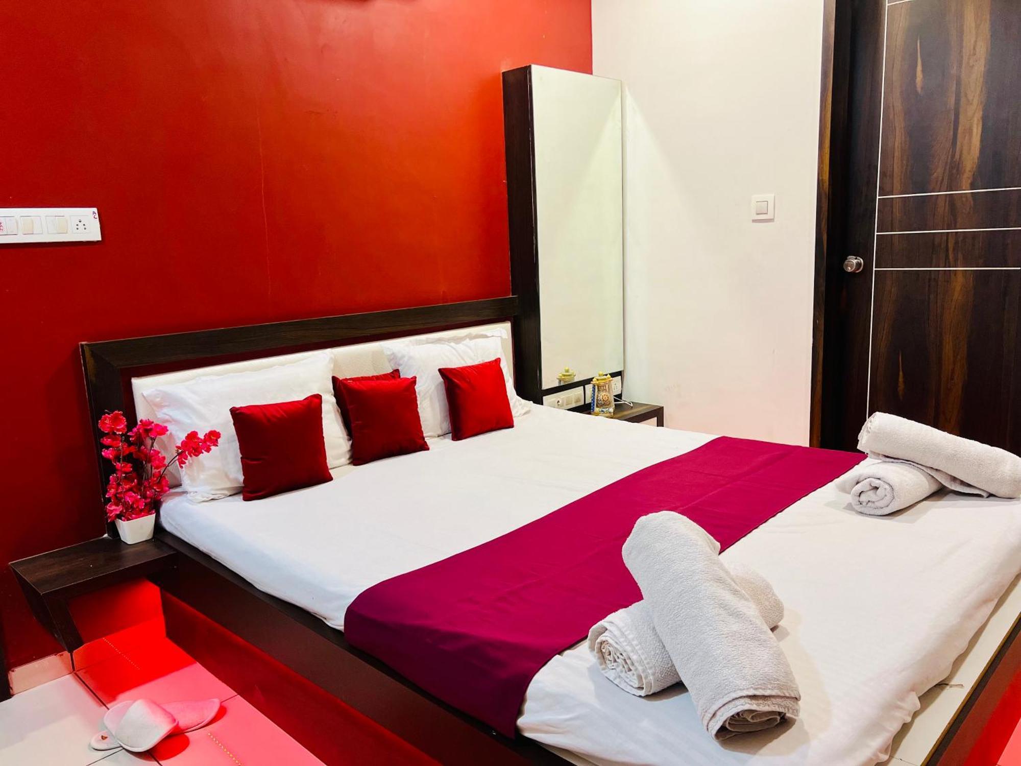 7 Seasons Palm Suite With Sky Orbit, Balcony, Swimming Pool, Wifi, Playground Rajkot Eksteriør bilde