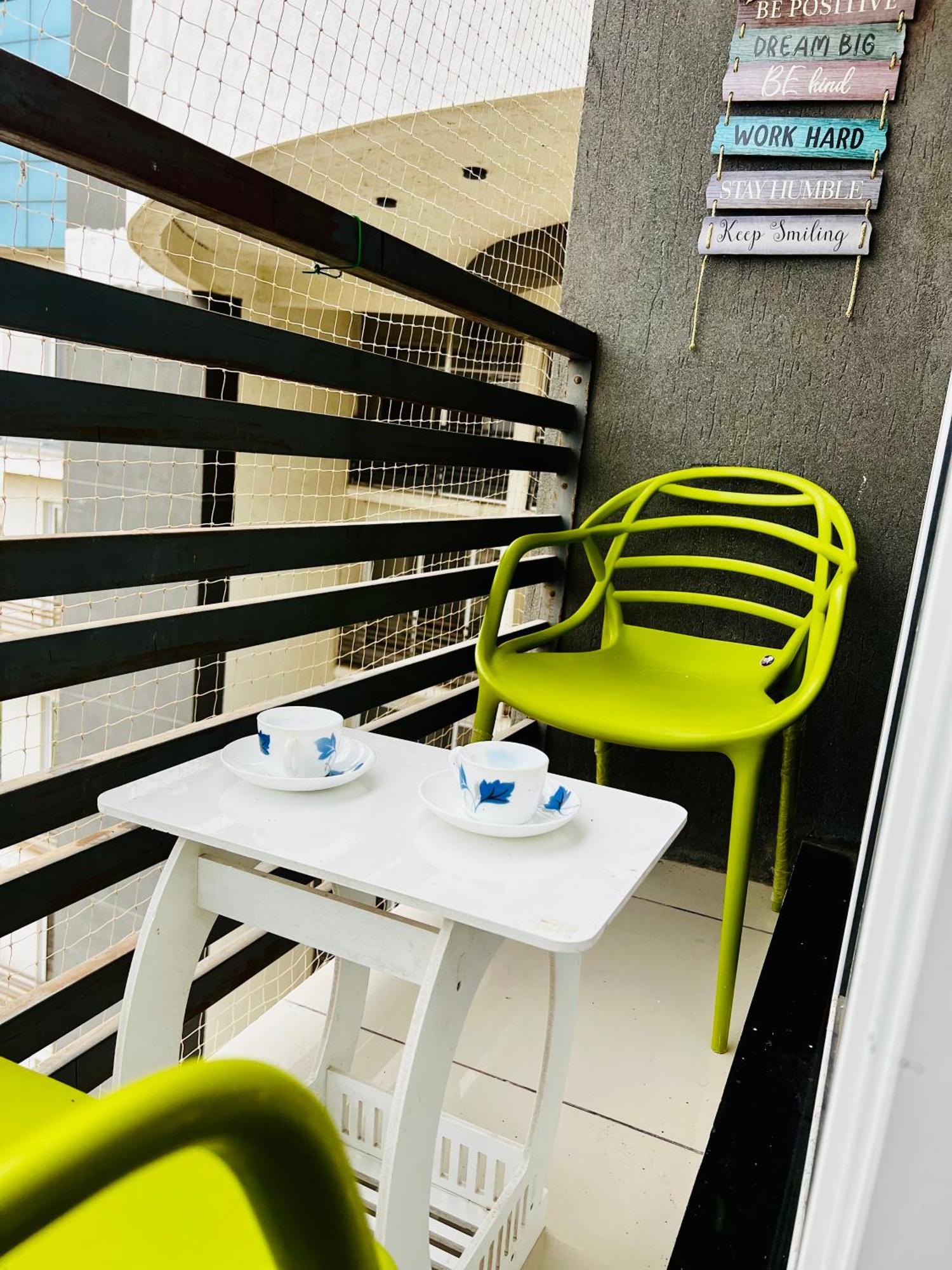 7 Seasons Palm Suite With Sky Orbit, Balcony, Swimming Pool, Wifi, Playground Rajkot Eksteriør bilde