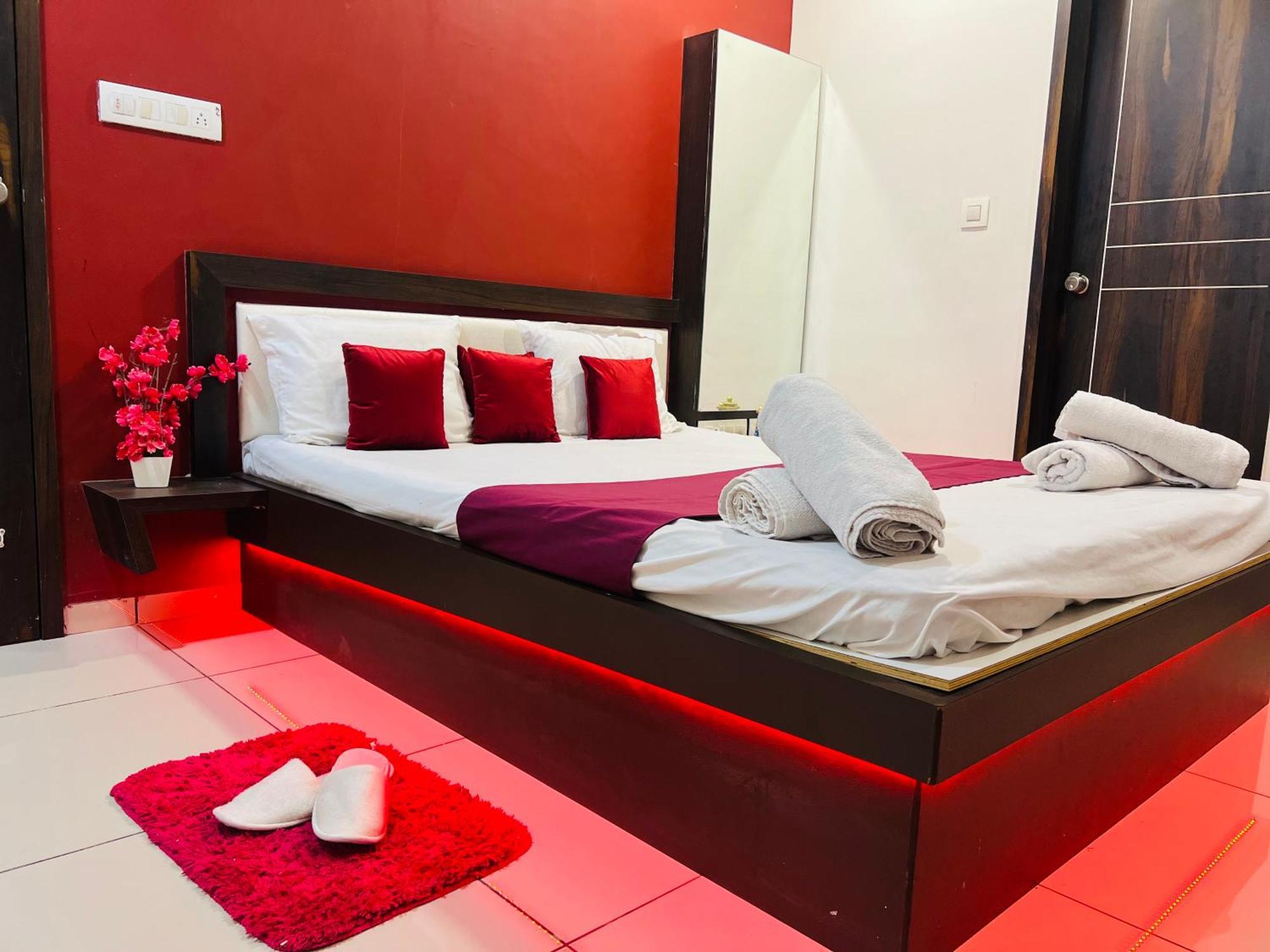 7 Seasons Palm Suite With Sky Orbit, Balcony, Swimming Pool, Wifi, Playground Rajkot Eksteriør bilde